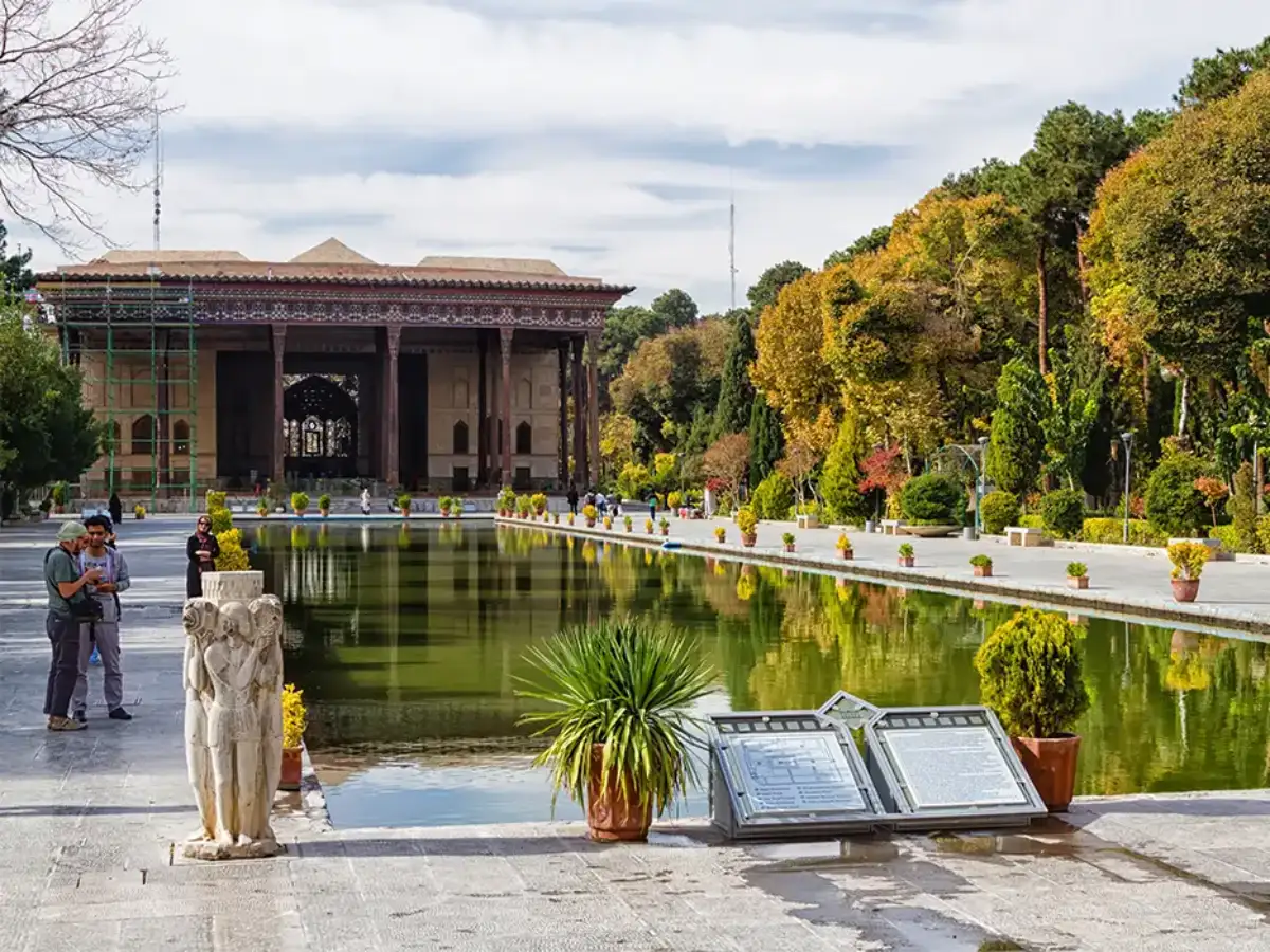 معماری کاخهای صفوی؛ تحلیل تطبیقی ساختار و عملکرد در چهلستون و عالیقاپو معماری کاخهای صفوی؛ تحلیل تطبیقی ساختار و عملکرد در چهلستون و عالیقاپو